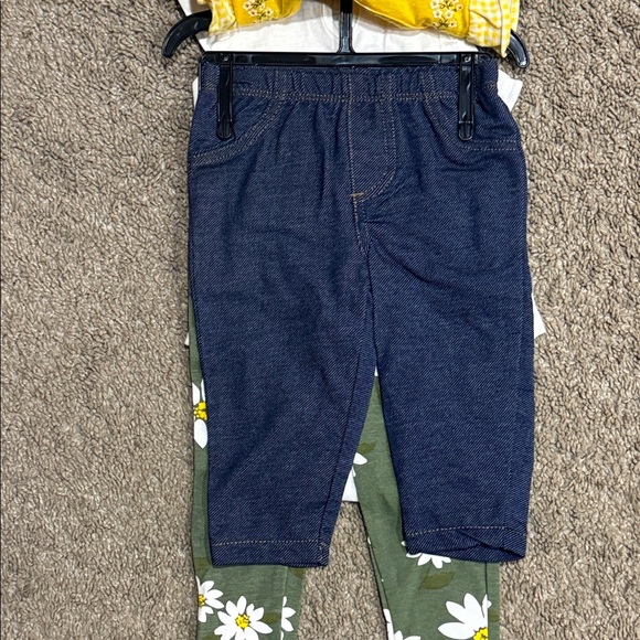 Carter's 6 Month 4-Piece Set Yellow and White Onesies, Jegging and Green Daisy - Picture 3 of 5